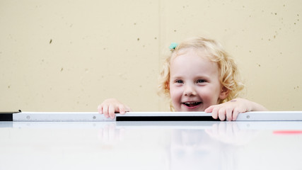 kleines blondes mädchen