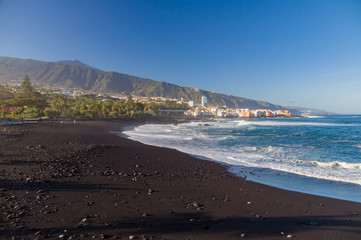Fototapeta na wymiar Playa Jardin beach against El Teide volcano