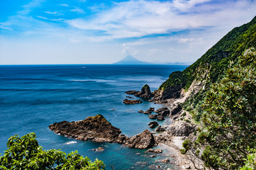 佐多岬から開聞岳を望む