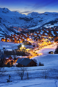 Fototapeta Wieczór krajobraz i ośrodek narciarski w Francuskich Alps, święty Jean d& 39 Arves, Francja