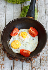 Scrambled eggs in an iron pan