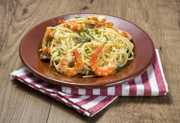 Plato de spaghetti con gambas