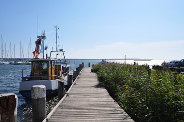 Fischerboot am Bootsteg, Hafen Breege