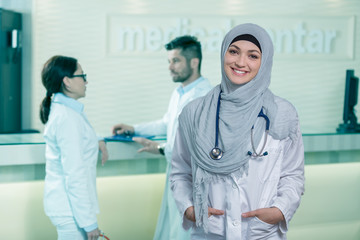 Obraz premium Closeup portrait of friendly, smiling confident muslim female doctor.
