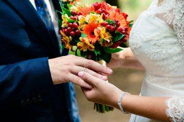 Obraz na płótnie Canvas exchange wedding rings at a wedding