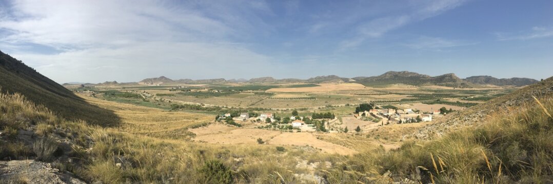 Panor&aacute;mica de peque&ntilde;o pueblo en campo de Castilla, Espa&ntilde;a