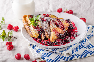French toast with fruits