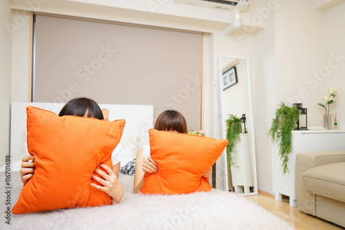 Young Japanese Girl Relaxing On The Bed ベッドの上でのんびりする二人の日本人の若い女性 Wall Mural Maroke