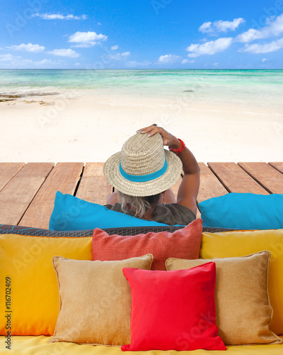 "femme assise face à la mer sur plage de l'île Maurice" photo libre de
