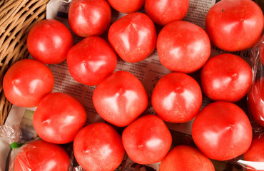 煮柳バスケットの中のたくさんのトマト / Many tomatos in the willow basket
