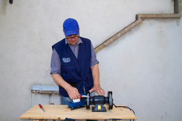 sharpening a kitchen knife with a machinery