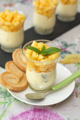 Dolce al cucchiaio con le pesche