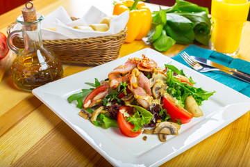 Warm mushroom salad with chilli and tomatoes