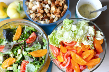 Mixed salad with tomato, lettuce and croutons