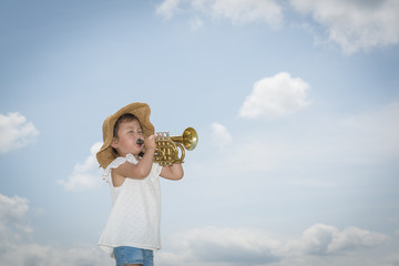 トランペットを演奏する少女