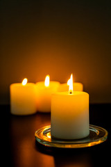 Obraz na płótnie Canvas closeup to burning candles in darkness