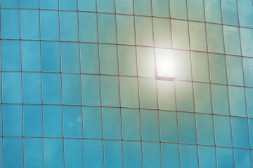Obraz premium Solar flare on the window of an office building