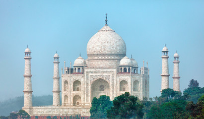 Obraz premium Famous Taj Mahal from an unusual angle. Agra, India