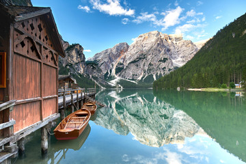 Boote am Bergsee, Sommer in den Dolomiten