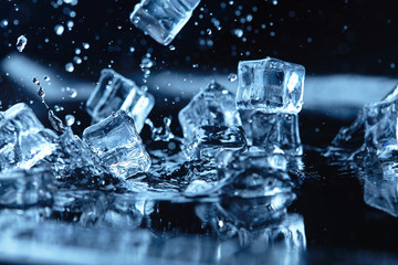 Fototapety  kostki lodu z bryzgami wody