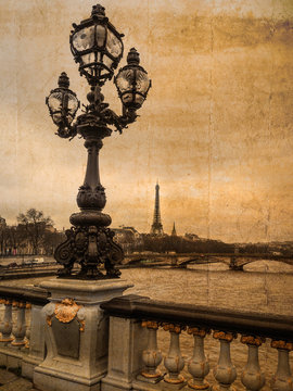 Postkarte von Paris im antiken Look: Historischer Kandelaber mit Eiffelturm im Hintergrund