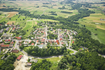 Jura Krakowsko-Częstochowska. Widok z lotu ptaka na miasteczko Lelów