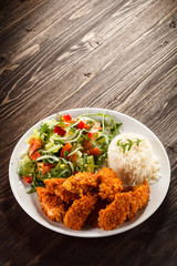 Grilled chicken nuggets and vegetables