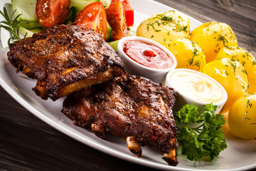 Tasty grilled ribs with vegetables