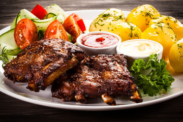 Tasty grilled ribs with vegetables