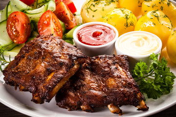 Tasty grilled ribs with vegetables