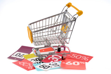 Chariot de supermarché sur des étiquettes de soldes