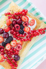 Blaetterteig mit frischen Beeren