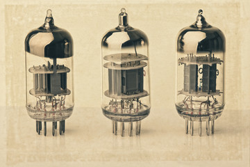 Electronic vacuum tube