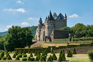 Schloss Bürresheim (Castle Buerresheim) bei Sankt Johann (Mayen-Koblenz) im Nettetal, Eifel,...