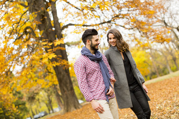 Fototapeta premium Young couple in the autumn park