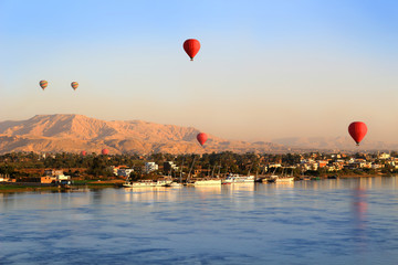 Obraz premium Balony na ogrzane powietrze w Luksorze o wschodzie słońca