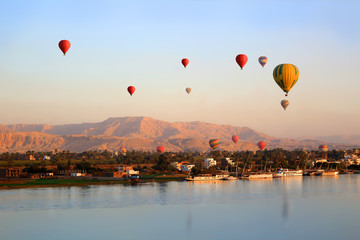 Naklejka premium Balony na ogrzane powietrze w Luksorze o wschodzie słońca