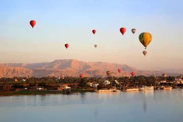 Muurstickers Hot air balloons in Luxor at sunrise © GVictoria