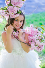Obraz na płótnie Canvas Little girl in spring bloom