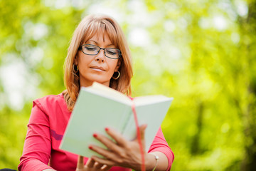 Fototapeta na wymiar Woman reading a book