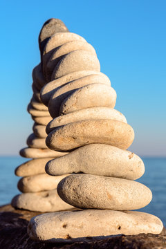 Balancing of round pebbles