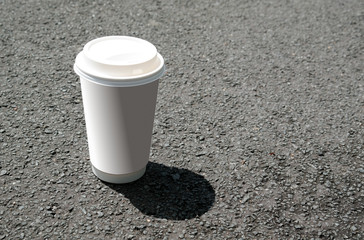 Kaffee to go - Kaffeebecher auf der Straße