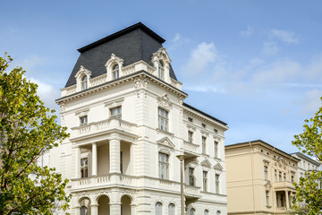 Fassade einer klassischen Villa in der Stadt 
