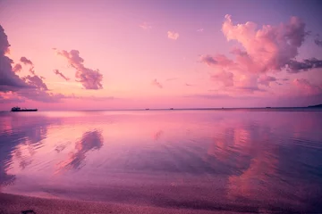 Foto auf Acrylglas Hell-pink Früher Morgen, rosa Sonnenaufgang über dem Meer