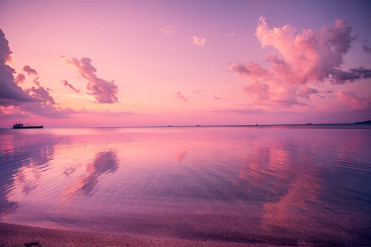 Fototapeta Early morning, pink sunrise over sea