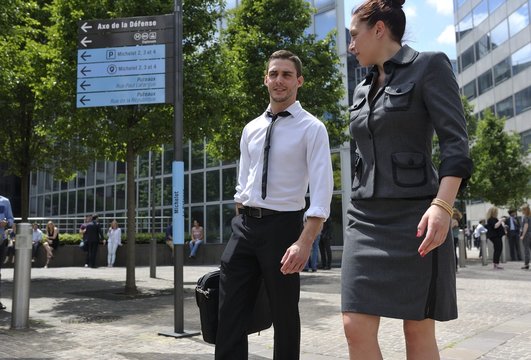 Business commerciaux se rendant à un rendez vous pôle d'affaires