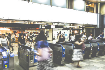 駅の改札を歩く人々,日本