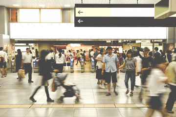 駅の改札を歩く人々,日本