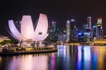 Zelfklevend Fotobehang Skyline van Singapore en uitzicht op de baai van Marina & 39 s nachts © Mazur Travel