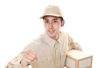 荷物を運ぶ笑顔の男性